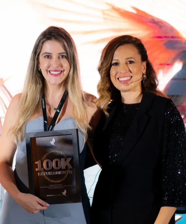 Mentorada com placa de R$100 mil de faturamento