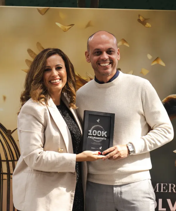 Placa de faturamento de 100 mil